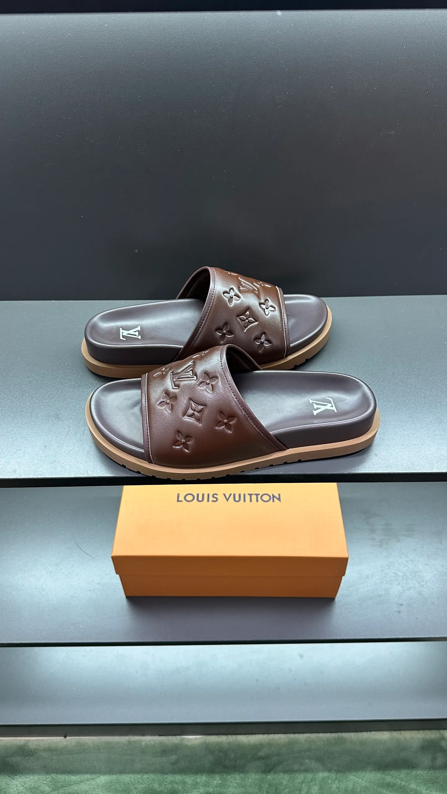 [L Home] P: 300💰Size: 38-45 Top purchasing lv men's summer slippers, classic presbyopia with soft real leather lining, unique color splicing effect, distinctive personality, fashionable and trendy essential style, light and comfortable. Lightweight and tough rubber insole, micro ridged foam outsole, super comfortable!
